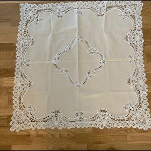 Vintage lace detailed table square
